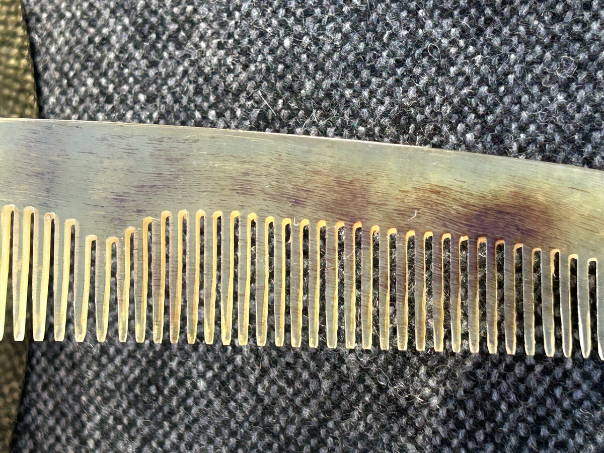 Peigne en corne naturelle Épure M – 15 cm